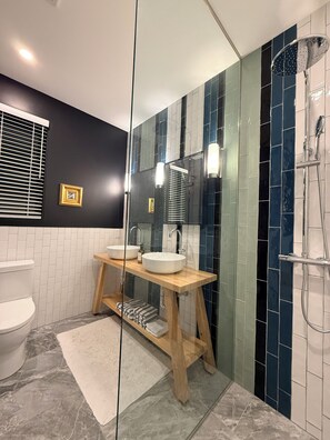 Bathroom - Private en-suite room on 2nd Floor, near Queen's, Lake Ontario and Downtown (Kingston)
