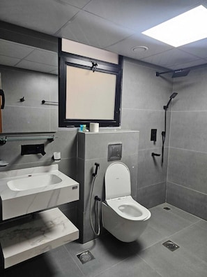 Shower, towels, soap, shampoo - Remal Muscat Apartments (Muscat)