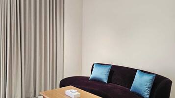 Deluxe Single Room | Living area