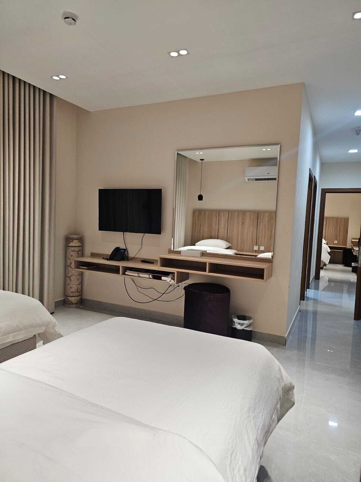 Family Studio Suite | Desk, free WiFi
