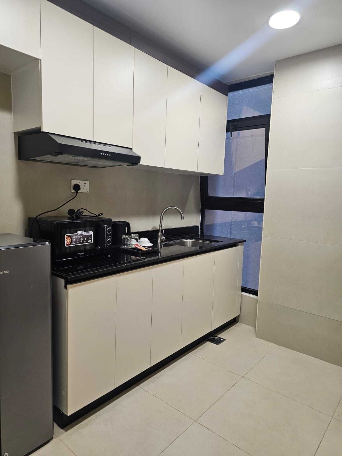 Family Studio Suite | Private kitchen | Microwave, stovetop
