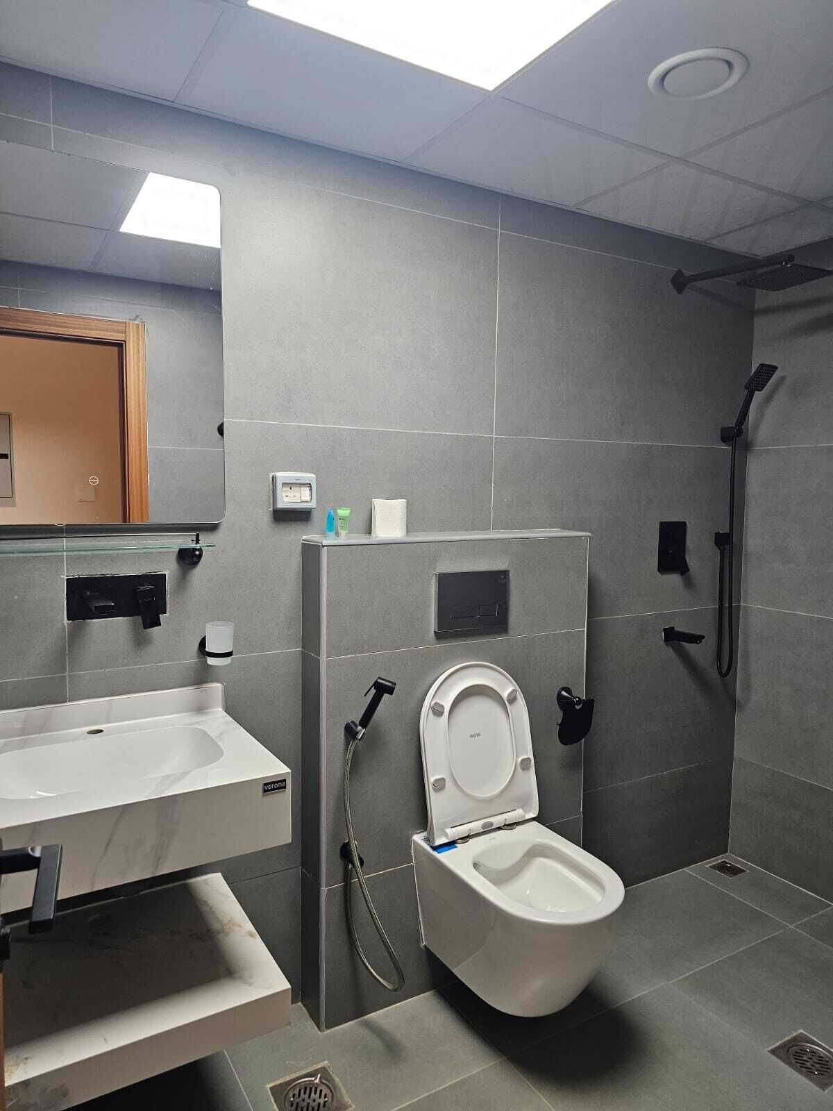 Deluxe Single Room | Bathroom | Shower, towels, soap, shampoo