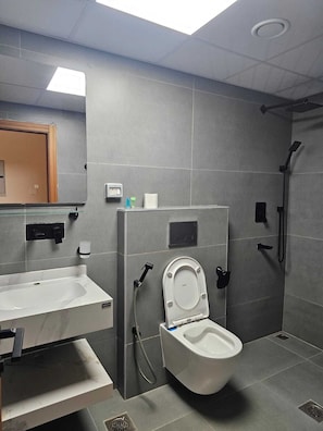 Deluxe Single Room | Bathroom | Shower, towels, soap, shampoo - Remal Muscat Apartments (Muscat)