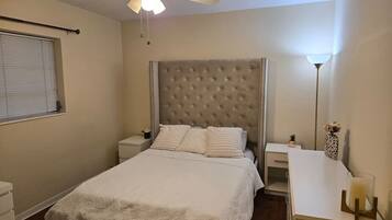 Een bureau, een strijkplank/strijkijzer, wifi, beddengoed