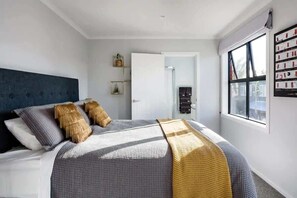 Desk, iron/ironing board, travel cot, WiFi - Walk to River & Stadium | Indoor-Outdoor Flow (Hamilton)