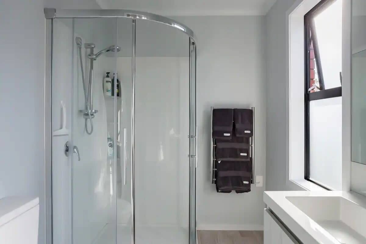 Shower, hair dryer, towels, shampoo
