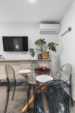 Dining - A Premium Stay in the Heart of Hamilton (Hamilton)