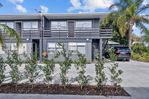 Exterior - Winifreds Apartment Where Design Meets Convenience (Hamilton)