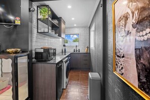 Private kitchen - Hamilton's Most Convenient Luxury Stay (Hamilton)