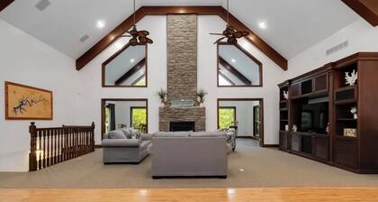 Lakeside Hideaway 5BR lakefront home with hot tub, pools, pickleball, boat ramp