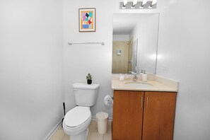 Shower, hair dryer, towels, soap - Skyline Luxury 19th Floor Retreat Near Grant Park (Chicago)