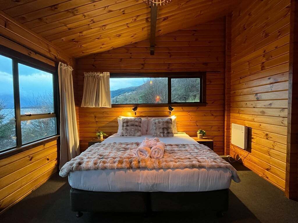 Desk, iron/ironing board, Internet, bed sheets