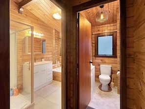 Hair dryer, towels, soap, shampoo - Family Mountain Retreat | Views, Games Room and Comfort (Queenstown)