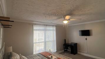 3 slaapkamers, een strijkplank/strijkijzer, wifi, beddengoed