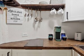 Wasserkocher mit Kaffee-/Teezubehör, Kühlschrank, Mikrowelle, Herdplatte