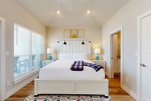 3 bedrooms, free WiFi, bed sheets - FBA Private Heated Pool, Beautiful North Padre Townhome (Corpus Christi)