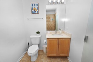 Shower, hair dryer, towels, soap - Luxury 21st floor Skyline Views near Grant Park (Chicago)