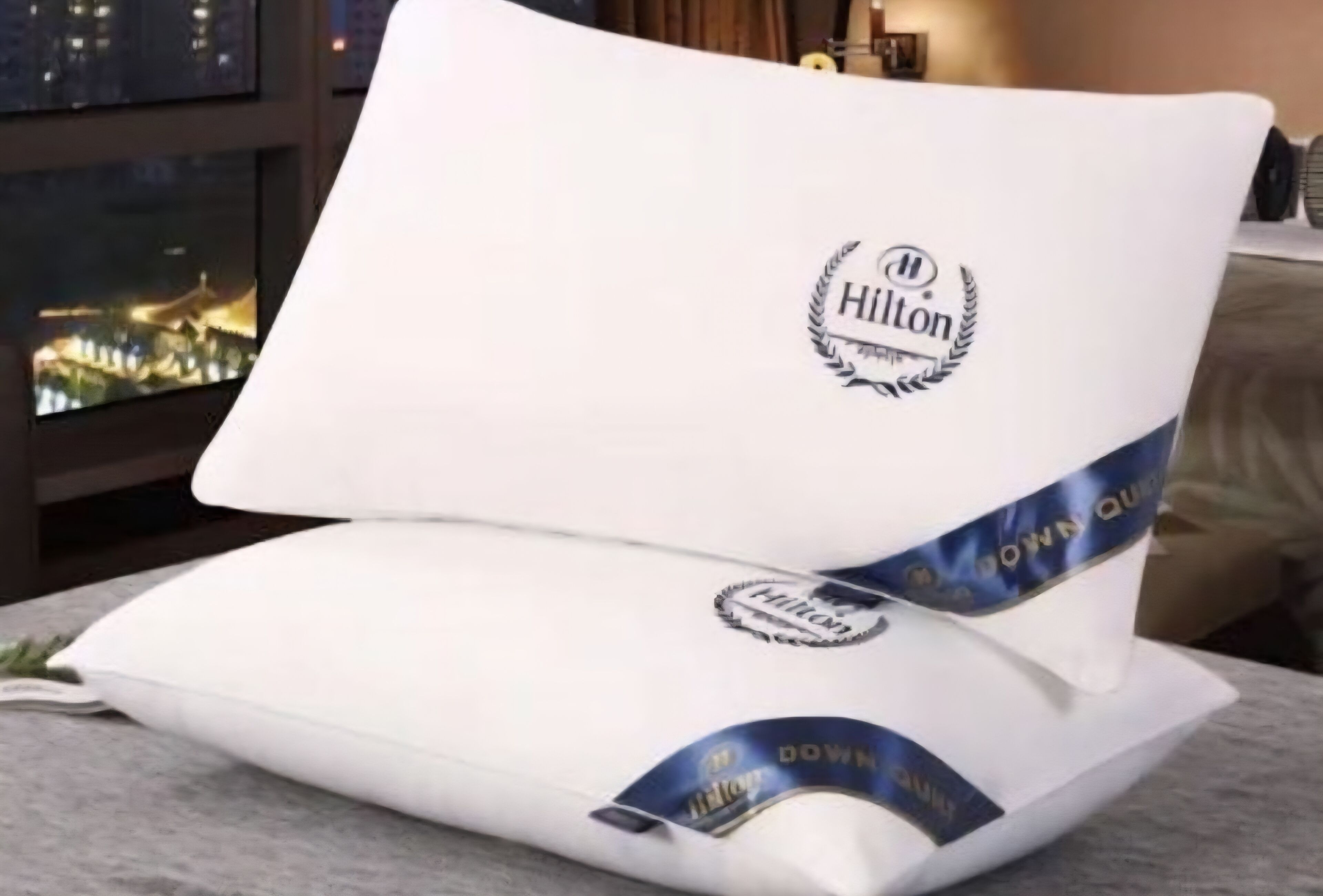 Almohada con logotipo y texto que indica que pertenece a un hotel Hilton.