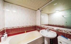 Phòng đôi | Phòng tắm | Buồng tắm vòi sen, máy sấy tóc, khăn tắm, xà phòng 