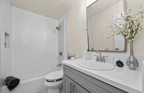 Sèche-cheveux, serviettes fournies, savon, papier toilette