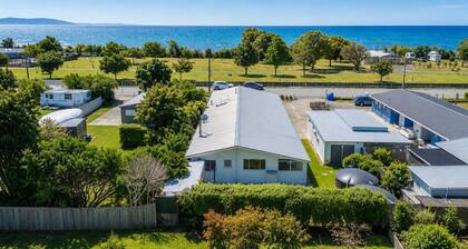 The Bach - Classic Kiwi Stay Opposite Pohara Beach