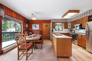 Coffee/tea maker, microwave, oven, stovetop - Airie at Mount Washington (Mount Washington)