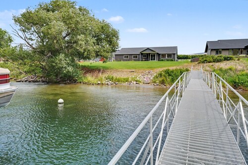 Columbia Riverfront 4BR | Near Lake Chelan & Golf