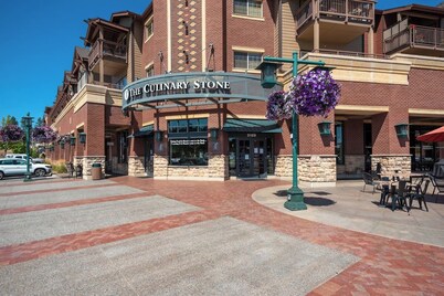 Stylish 2BR/2BA Riverstone Condo | Sleeps 6