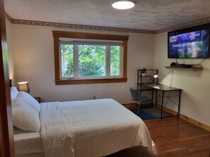 Tabla de planchar con plancha, wifi, ropa de cama