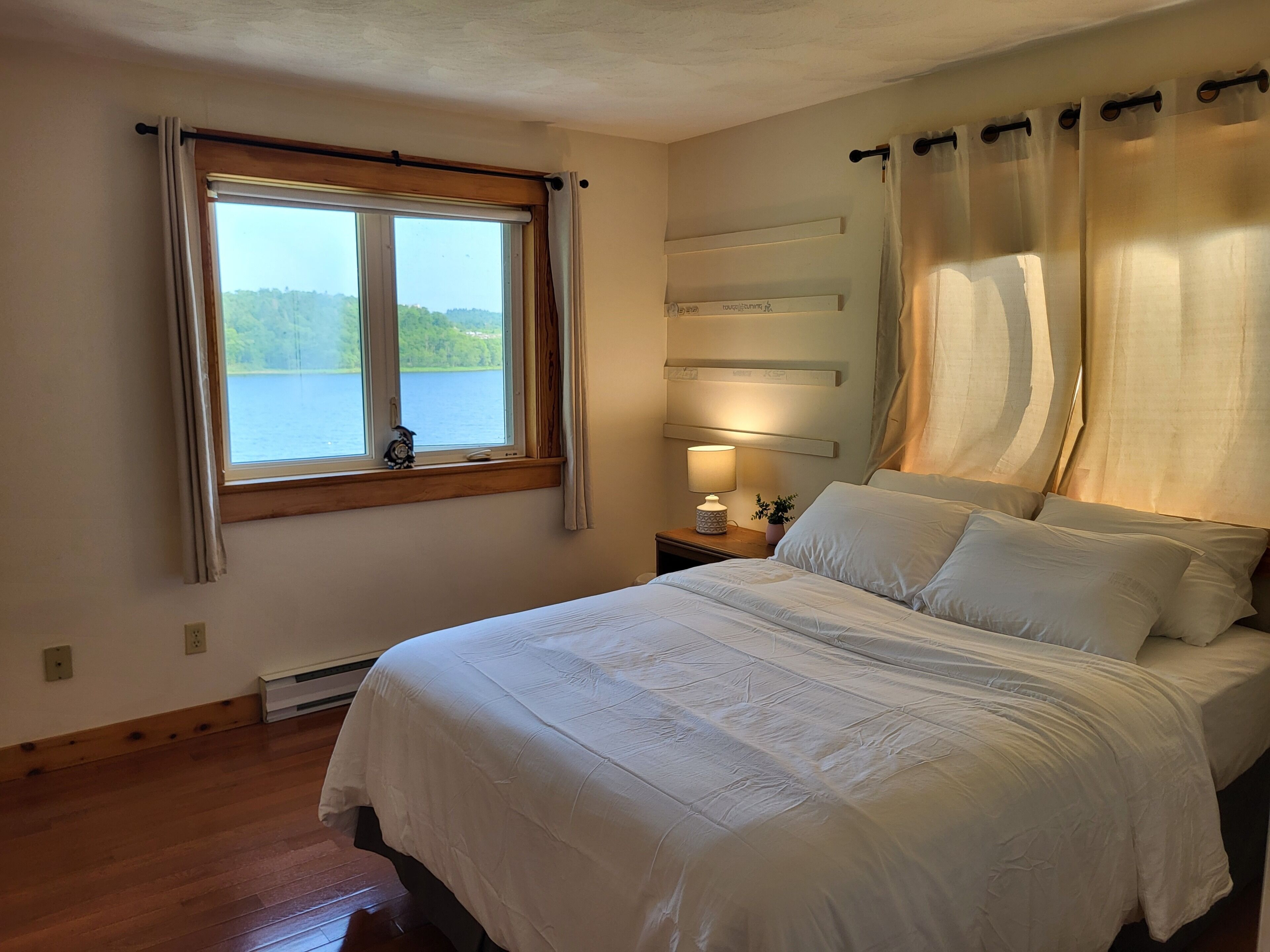 5 bedrooms, desk, iron/ironing board, WiFi (free)