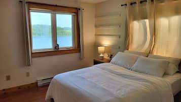 5 bedrooms, desk, iron/ironing board, WiFi (free)