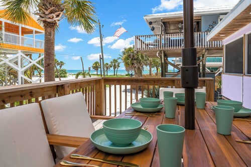  Dream Beach House, steps to the Beach and beautiful Sunsets