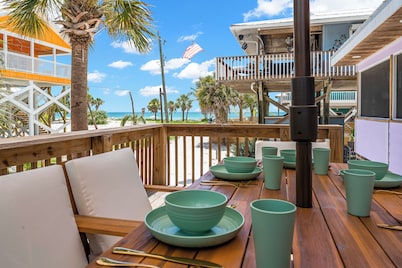  Dream Beach House, steps to the Beach and beautiful Sunsets