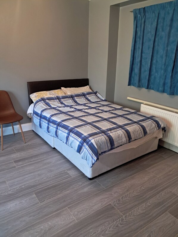 Room - Studio Sleeps 2 with Parking (Letterkenny)