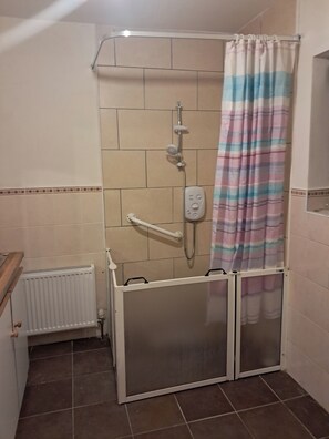 Bathroom - Studio Sleeps 2 with Parking (Letterkenny)
