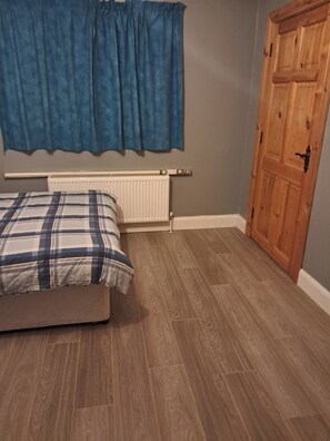 Room - Studio Sleeps 2 with Parking (Letterkenny)