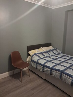 Room - Studio Sleeps 2 with Parking (Letterkenny)