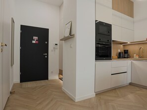Wasserkocher mit Kaffee-/Teezubehör, Kühlschrank, Mikrowelle, Ofen