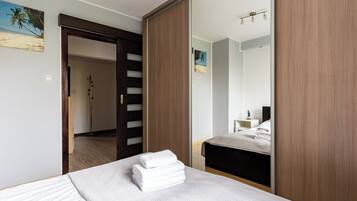 Tabla de planchar con plancha, wifi, ropa de cama