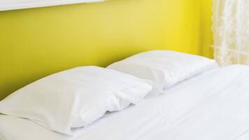 Tabla de planchar con plancha, wifi, ropa de cama