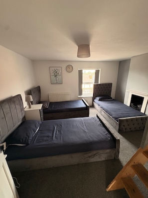 Room - House Sleeps 8 with Hot Tub and Parking (Nottingham)