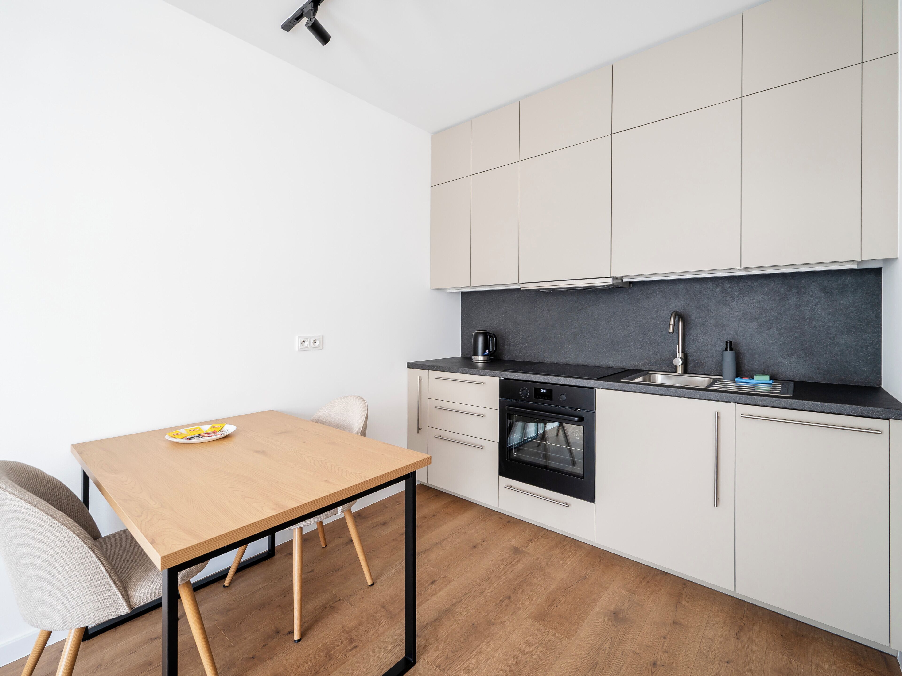 Kühlschrank, Ofen, Herdplatte, Geschirrspüler