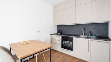 Kühlschrank, Ofen, Herdplatte, Geschirrspüler