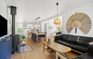 Smart TV, fireplace - Cozy home in Otterup with sauna (Otterup)