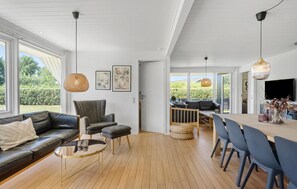 Smart TV, fireplace - Cozy home in Otterup with sauna (Otterup)