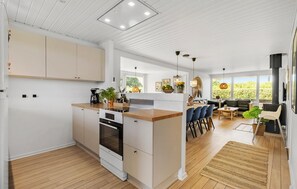 Coffee/tea maker, fridge, microwave, oven - Cozy home in Otterup with sauna (Otterup)