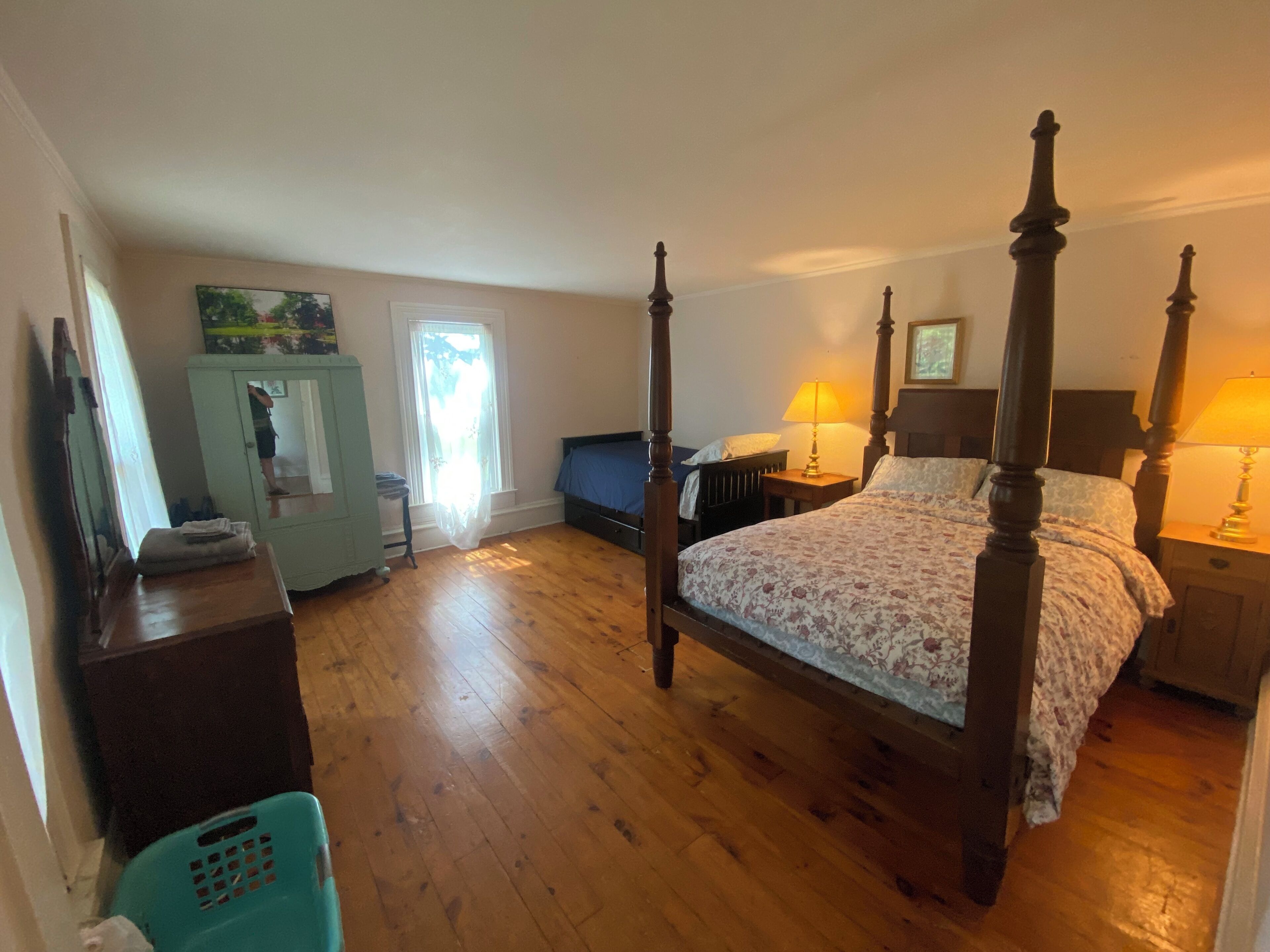 Iron/ironing board, WiFi, bed sheets