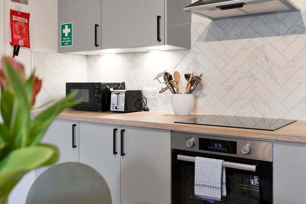 Coffee/tea maker, fridge, microwave, oven