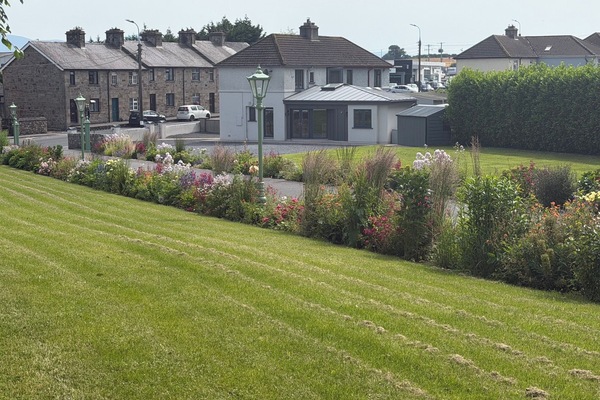A view of the Carrigeen Castle gardens and woodland adjacent to No. 1 Bella Vista @ Carrigeen Castle, showing its entrance, garden and parking facilities.
The heritage streetscape is accentuated by the sandstone-built Mill Villas and Mill Cottages (1910) opposite.