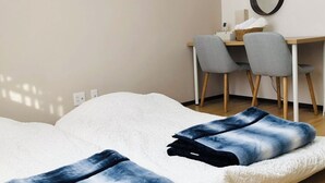 A bedroom with a bed, a desk, and two chairs. - Minami Ward, Sapporo—10 or more people / Free shuttle service available / Perfect for groups and families with children! Free parking for 4 cars / We can arrange rental cars! (札幌市minami-ku,fujino)
